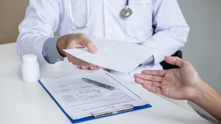 Der Arzt verschreibt eine Behandlung gegen Parasiten