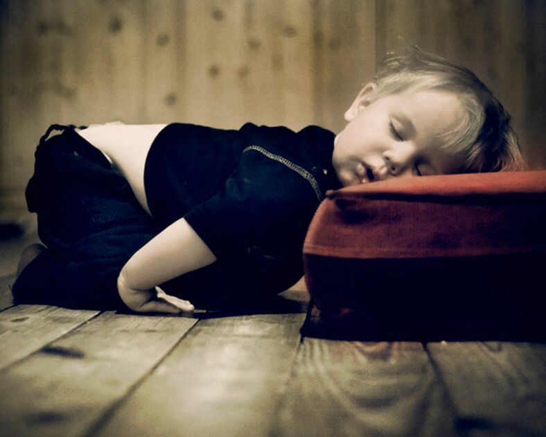 Zähneknirschen im Schlaf ist sowohl bei Kindern als auch bei Erwachsenen ein Zeichen für einen Helminthenbefall